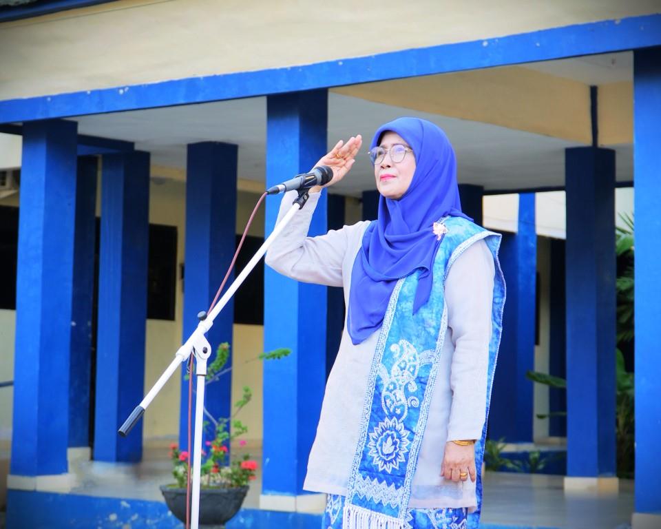 Rektor saat menjadi pembina upacara (Foto:Humas/Fajrianor)
