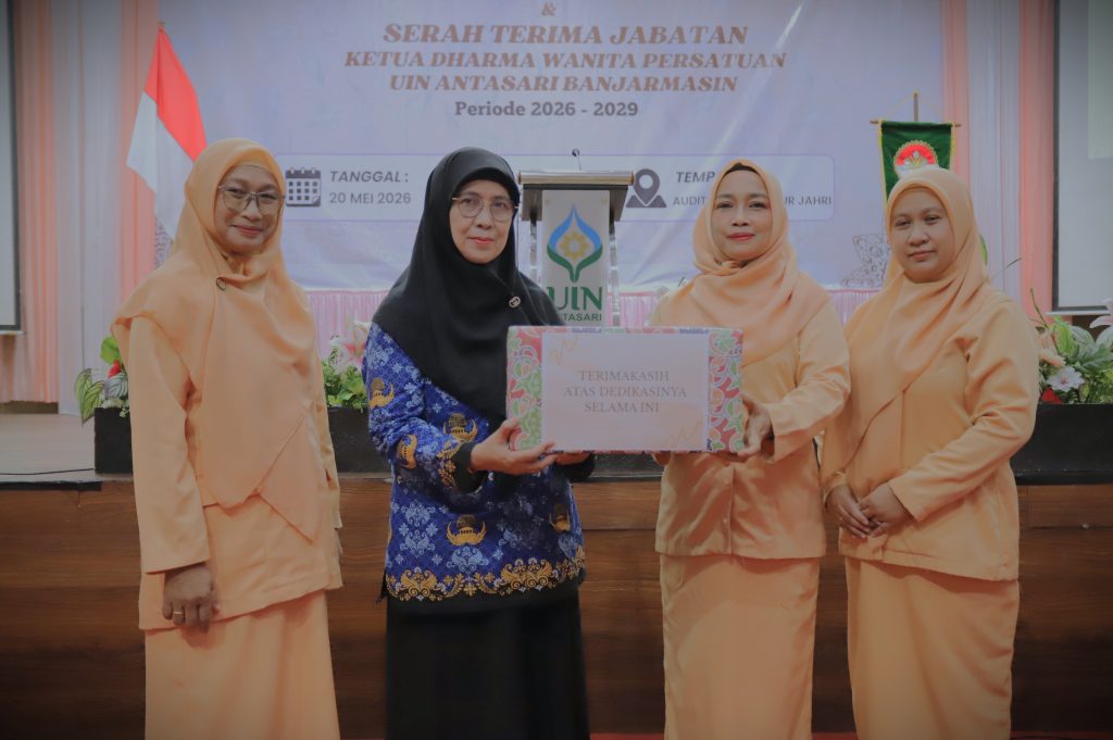 Rektor saat menyerahkan kenang-kenangan (Foto:Humas/Haitami)