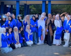 Sari Indriyani, M.Pd. saat bersiap mendampingi para mahasiswa melakukan kunjungan edukatif.