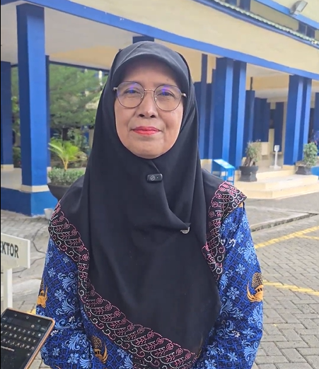 Rektor Prof. Dr. Hj. Nida Mufidah, M.Pd. saat diwawancarai (Foto:Humas)
