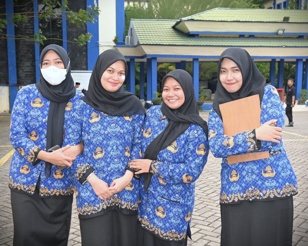 Sofa Rizkina, S.E. saat berfoto bersama teman-temannya (Foto:Humas/Jamal Ripani)