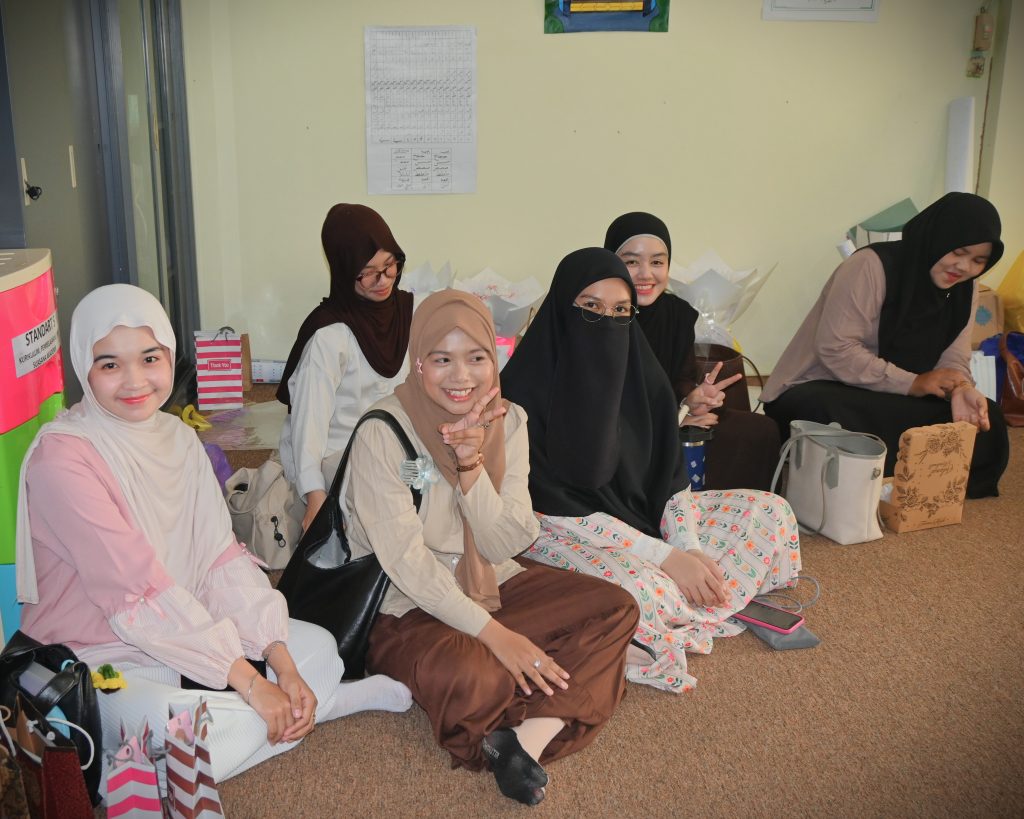 Teman-teman kuliah mahasiswa Thailand saat memberikan dukungan (Foto:Humas/Jamal Ripani)