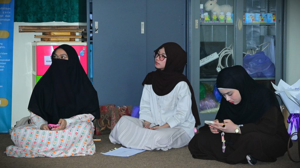 Teman-teman mahasiswi Thailand saat memberikan semangat (Foto:Humas/Jamal Ripani)