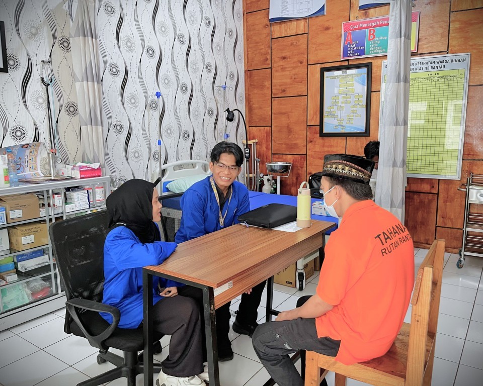 Via Aulia Azahroh dan Achmad Riady saat memberikan Psychological First Aid.