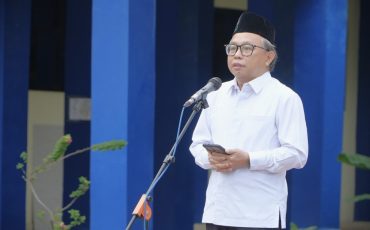Wakil Rektor UIN Antasari Bidang Kemahasiswaan dan Kerja Sama Dr. Irfan Noor, M.Hum. saat menjadi pembina apel (Foto:Humas/Neco EP)