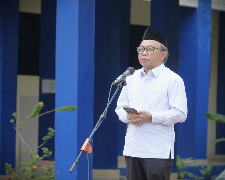 Wakil Rektor UIN Antasari Bidang Kemahasiswaan dan Kerja Sama Dr. Irfan Noor, M.Hum. saat menjadi pembina apel (Foto:Humas/Neco EP)