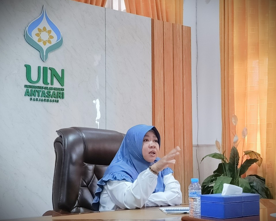 Wakil Rektor UIN Antasari Dr. Fatwiah Noor, Lc., M.Pd. saat memberikan arahan (Foto:Humas)
