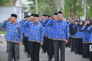 Para pegawai saat mengikuti upacara (Foto:Humas/Jamal Ripani) Para pegawai saat mengikuti upacara (Foto:Humas/Jamal Ripani)