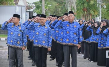 Para pegawai saat mengikuti upacara (Foto:Humas/Jamal Ripani)