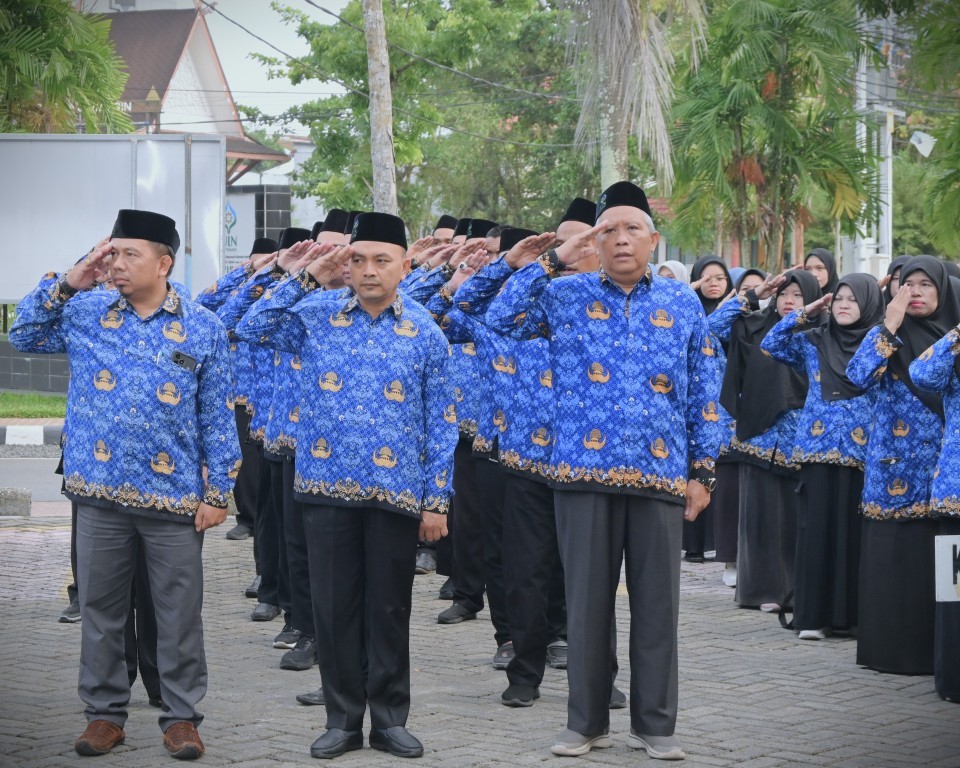 Para pegawai saat mengikuti upacara (Foto:Humas/Jamal Ripani)