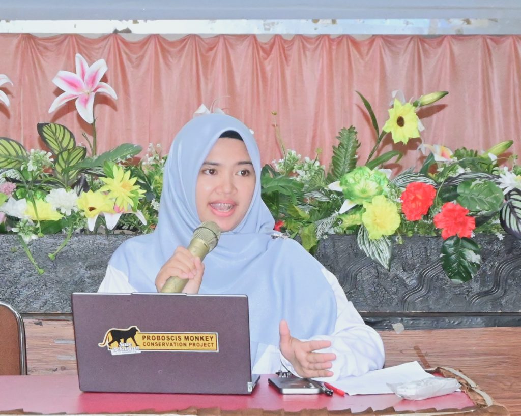 Ambar Sari Pertiwi, M.Pd. saat lugas menjadi moderator (Foto:Humas/Jamal Ripani)
