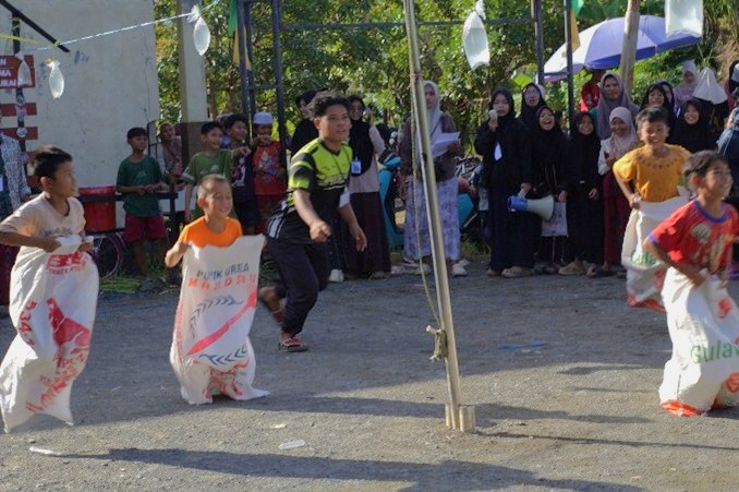 Anak-anak desa saat ceria mengikuti perlombaan yang digelar mahasiswa.