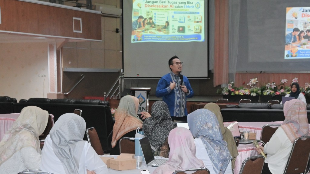 Associate Professor Taufan Teguh Akbari, Ph.D. saat memaparkan materinya (Foto:Humas/Jamal Ripani)
