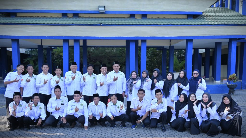 Barisan Bagian Umum UIN Antasari saat berfoto bersama usai apel (Foto:Humas/Jamal Ripani)