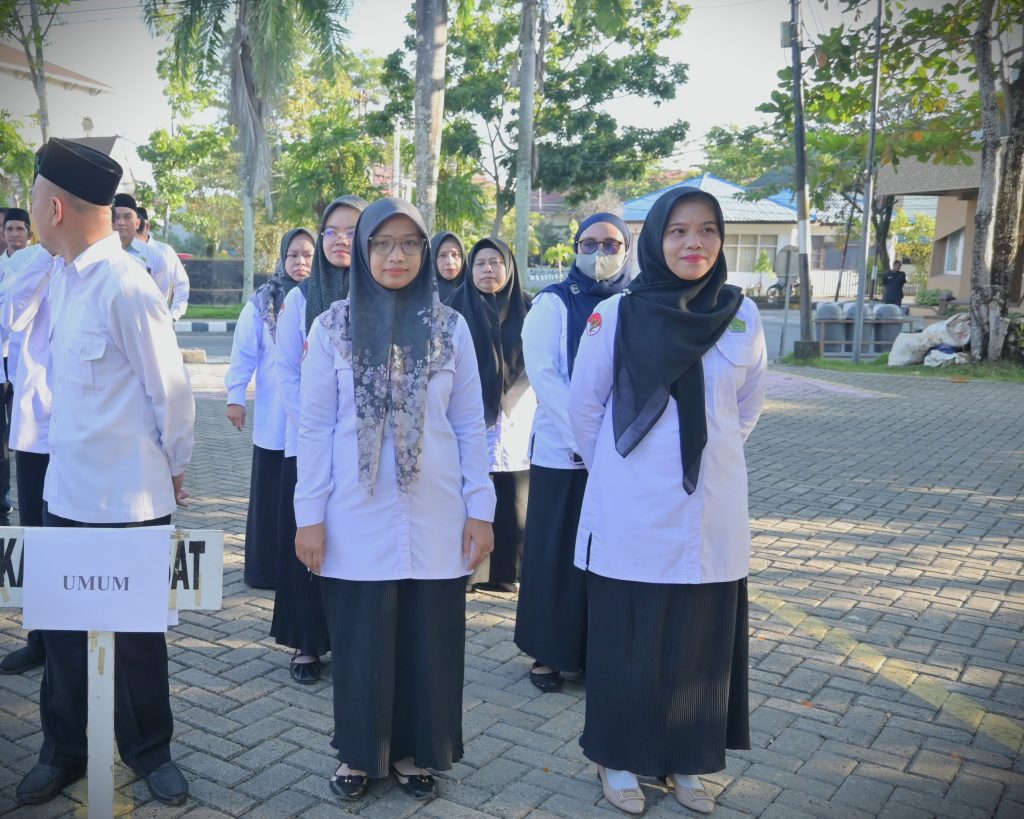 Barisan Bagian Umum saat bersiap mengikuti apel (Foto:Humas/Jamal Ripani)