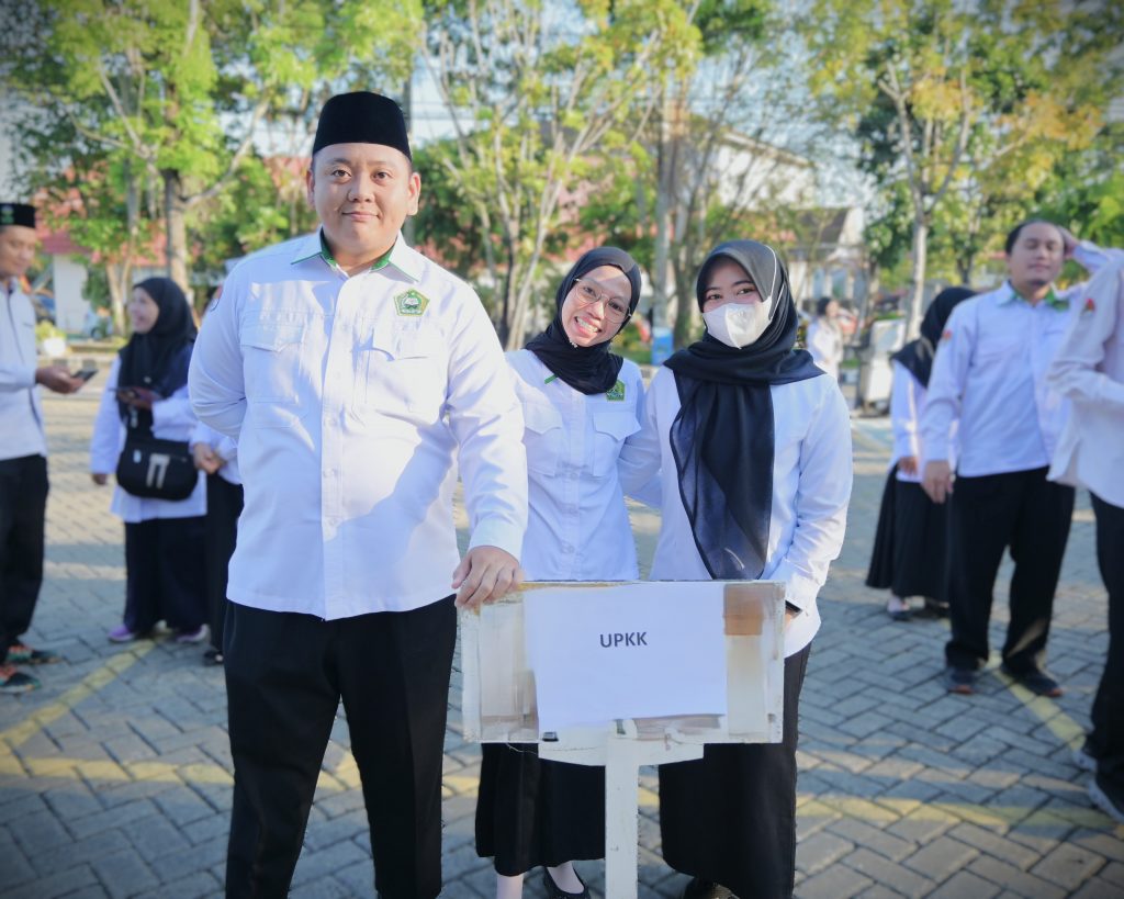 Barisan UPT Pengembangan Kewirausahaan dan Karier saat bersiap mengikuti apel (Foto:Humas/Jamal Ripani)