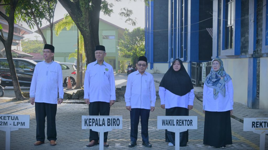 Barisan pimpinan saat antusias menyaksikan formasi baru (Foto:Humas/Jamal Ripani)