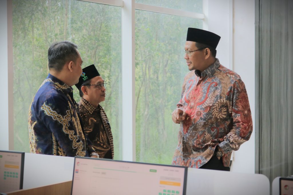 Dekan FEBI dan Wakil Rektor saat berbincang dengan utusan panitia nasional (Foto:Humas/Neco EP)