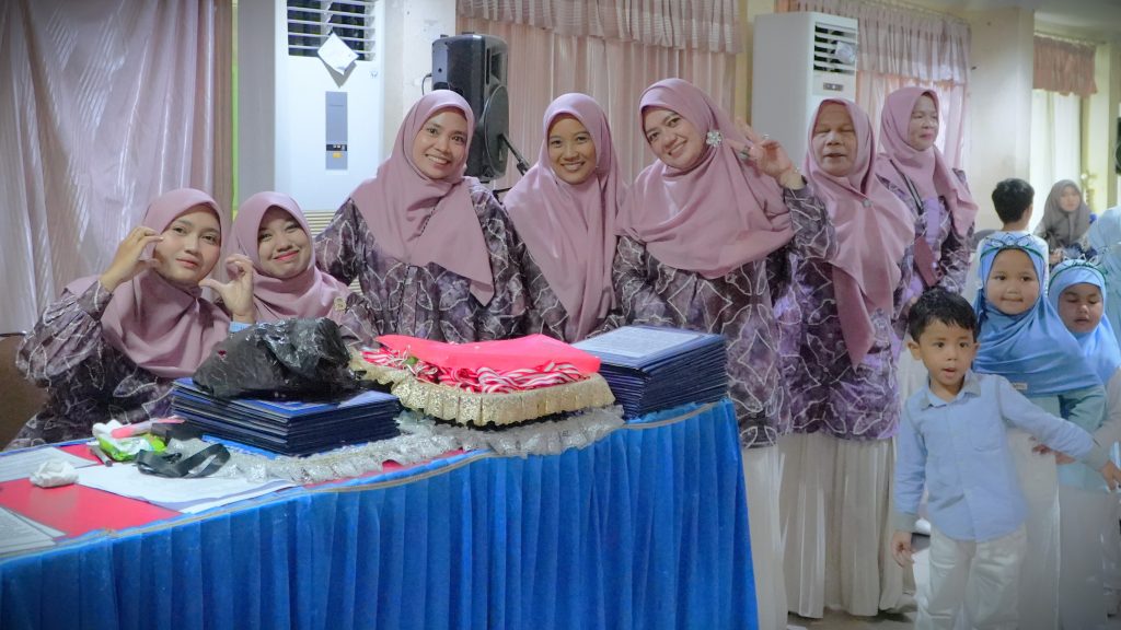 Dewan guru saat berfoto bersama.