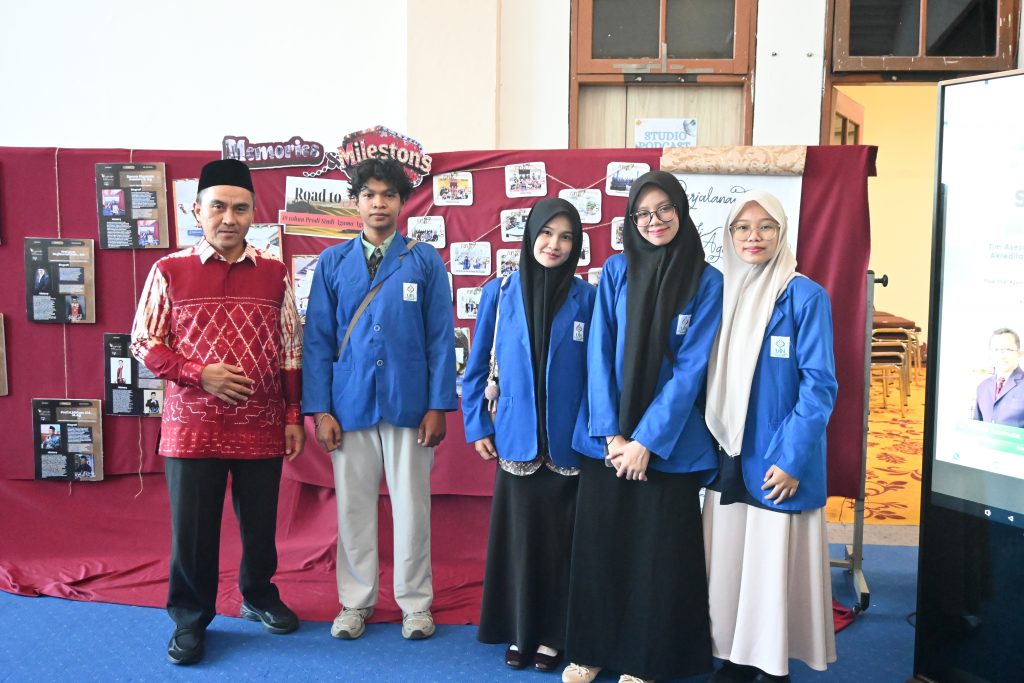 Dosen dan mahasiswa saat menampilkan karya-karya Prodi SAA (Foto:Humas/Jamal Ripani)