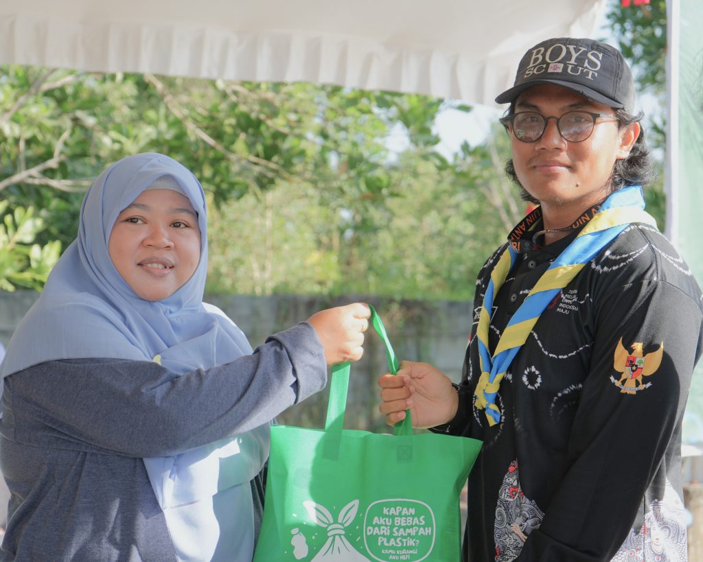 Dr. Fatwiah Noor, Lc., M.Pd. saat menyerahkan bantuan (Foto:Humas)