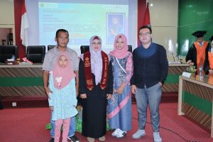 Dr. Hj. Lismiati, S.Pd.I., M.Ag. saat berfoto bersama keluarga (Foto:Humas/Jamal Ripani) Dr. Hj. Lismiati, S.Pd.I., M.Ag. saat berfoto bersama keluarga (Foto:Humas/Jamal Ripani)