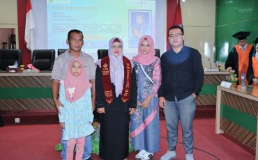 Dr. Hj. Lismiati, S.Pd.I., M.Ag. saat berfoto bersama keluarga (Foto:Humas/Jamal Ripani)