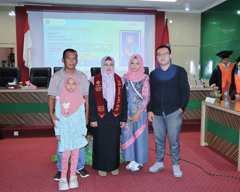 Dr. Hj. Lismiati, S.Pd.I., M.Ag. saat berfoto bersama keluarga (Foto:Humas/Jamal Ripani)
