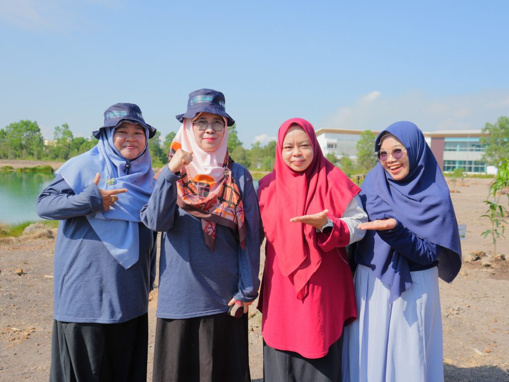 Dr. Hj. Munisah, M.H.I. (berpakaian merah) saat berfoto bersama Rektor (Foto:Humas)