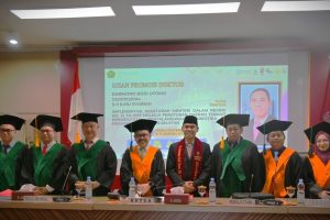 Dr. Kompol Darmono Budi Utomo, M.H. saat berfoto bersama Dewan Penguji usai sidang (Foto:Humas/Jamal Ripani) Dr. Kompol Darmono Budi Utomo, M.H. saat berfoto bersama Dewan Penguji usai sidang (Foto:Humas/Jamal Ripani)