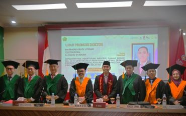 Dr. Kompol Darmono Budi Utomo, M.H. saat berfoto bersama Dewan Penguji usai sidang (Foto:Humas/Jamal Ripani)