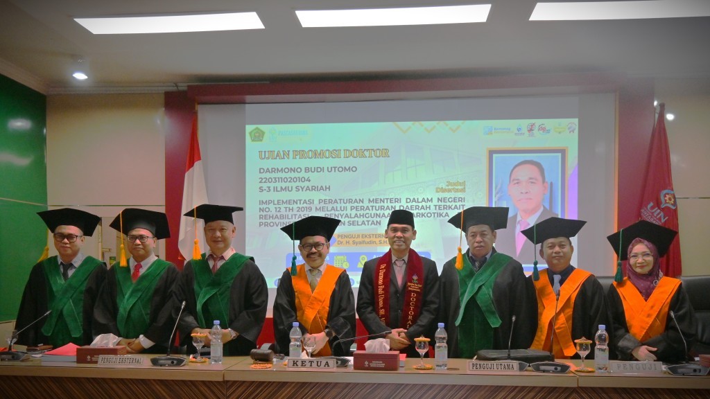 Dr. Kompol Darmono Budi Utomo, M.H. saat berfoto bersama Dewan Penguji usai sidang (Foto:Humas/Jamal Ripani)