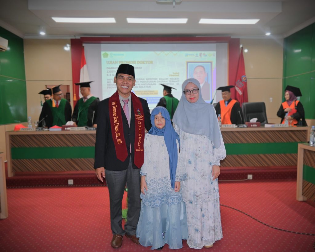 Dr. Kompol Darmono Budi Utomo, M.H. saat berfoto bersama keluarga (Foto:Humas/Jamal Ripani)