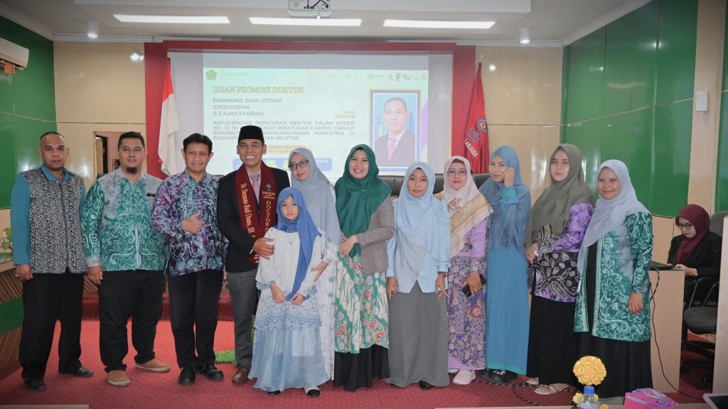 Dr. Kompol Darmono Budi Utomo, M.H. saat berfoto bersama rekan-rekan perkuliahan (Foto:Humas/Jamal Ripani)