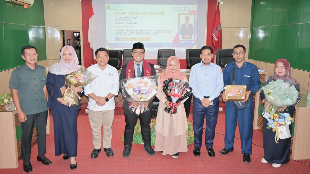 Dr. Muhammad Kastalani, M.H.I. (kemeja biru) bersamaa jajaran PA Barabai saat berfoto bersama Dr. Rizal Arif Fitria dan istri (Foto:Humas)
