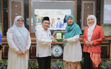 Dr. Muhdi, M.Ag. saat menyerahkan plakat kenang-kenangan kepada Plt. Dekan FK UIN Suka (Foto:Humas/Rudy Hr)