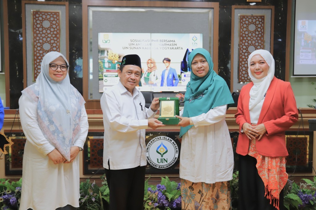 Dr. Muhdi, M.Ag. saat menyerahkan plakat kenang-kenangan kepada Plt. Dekan FK UIN Suka (Foto:Humas/Rudy Hr)