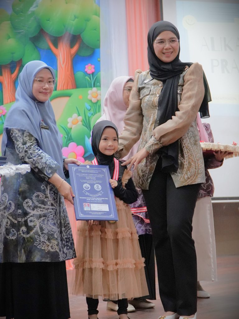 Dr. Nailiya Noor Azizah, M.Pd. saat memberikan ijazah.