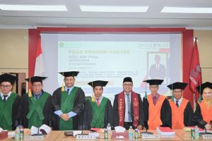 Dr. Rizal Arif Fitria, S.H., M.Ag. saat berfoto bersama Tim Penguji (Foto:Humas)