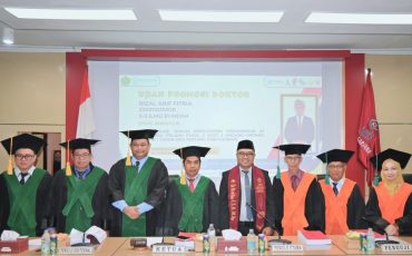 Dr. Rizal Arif Fitria, S.H., M.Ag. saat berfoto bersama Tim Penguji (Foto:Humas)