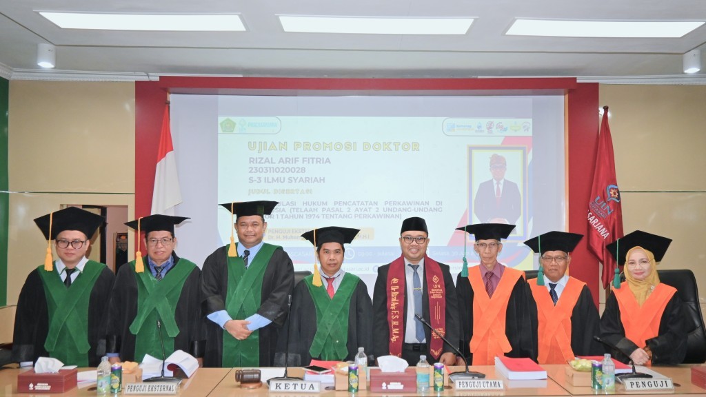 Dr. Rizal Arif Fitria, S.H., M.Ag. saat berfoto bersama Tim Penguji (Foto:Humas)