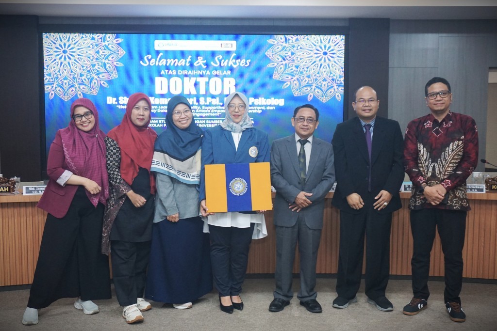 Dr. Shanty Komalasari, M.Psi., Psikolog saat berfoto bersama dengan Wakil Rektor UIN Antasari dan jajaran.