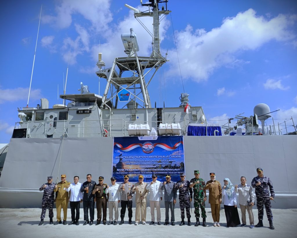 Foto bersama di samping kapal (Foto:Humas)