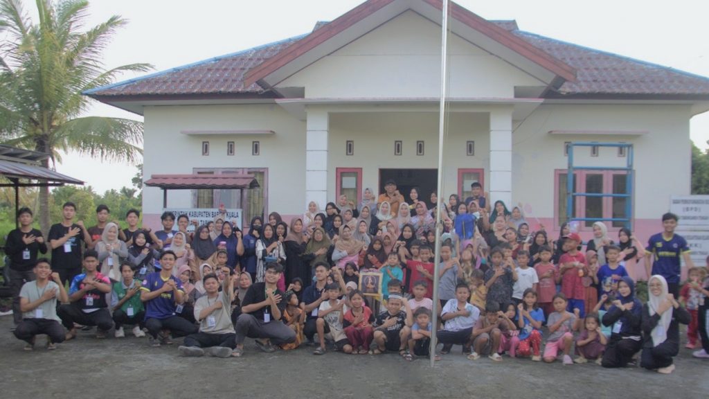 Foto bersama pelepasan mahasiswa.