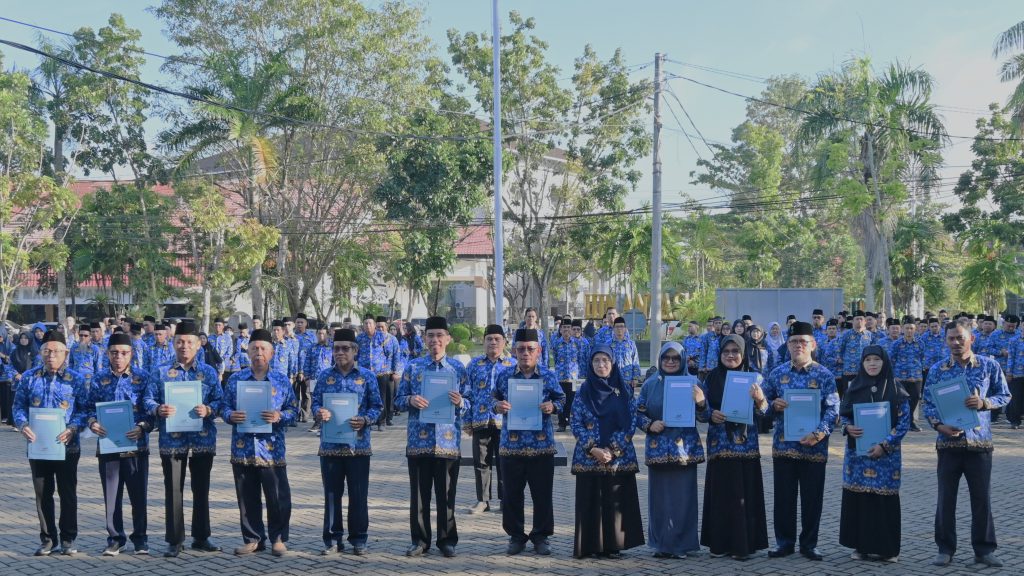Foto bersama usai penyerahan SK (Foto:Humas/Jamal Ripani)