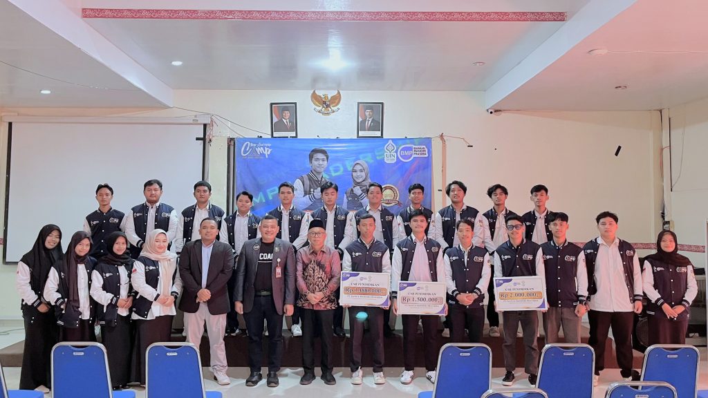 Foto bersama usai penyerahan beasiswa.