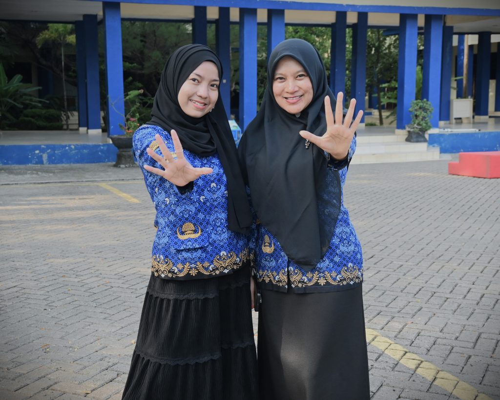 Hanna Nova Astuty, M.Pd. dan Thaibatun Nisa, M.Pd. saat berfoto salam Pancasila (Foto:Humas/Jamal Ripani)