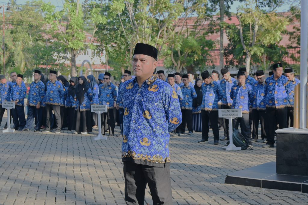 Hayatullah Khomeni saat memimpin apel (Foto:Humas/Jamal Ripani)