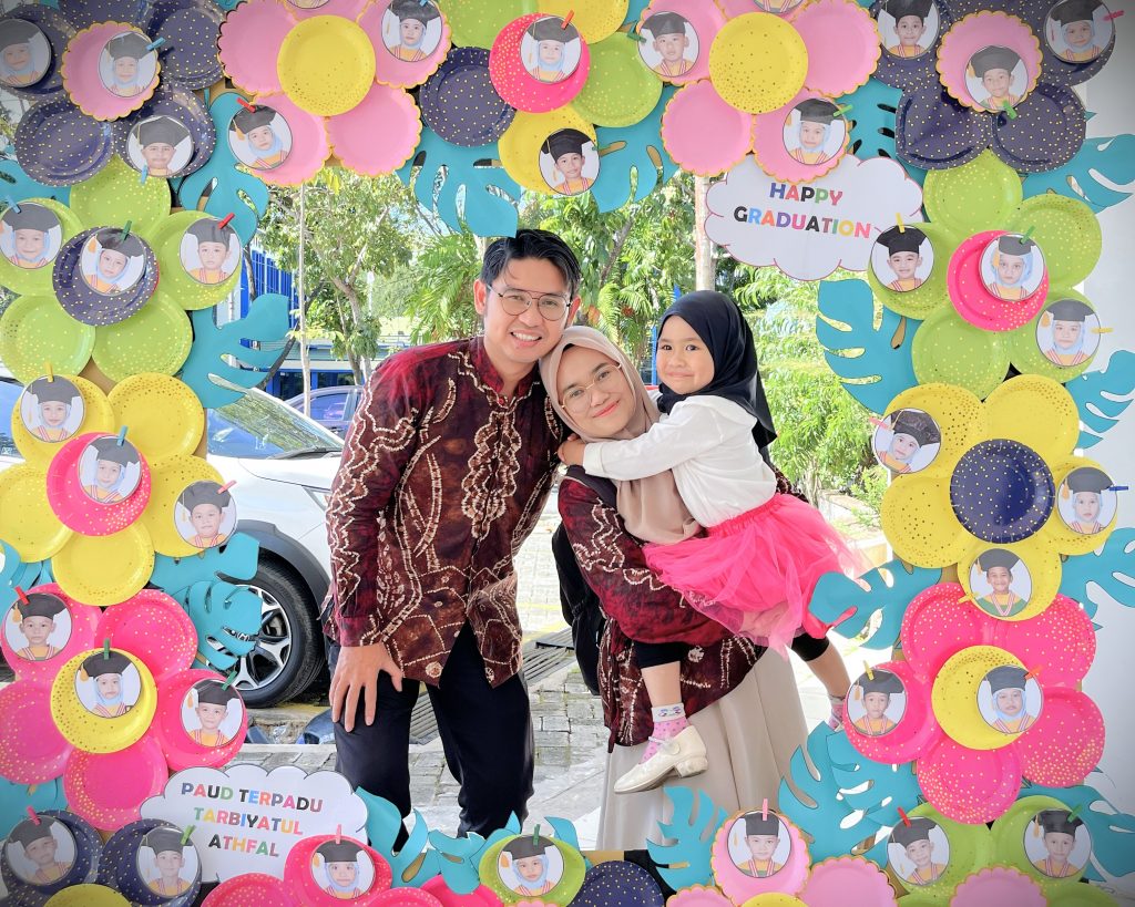 Husnul Athiya, M.A. bersama keluarga.