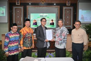 Kaprodi saat menerima berita acara (Foto:Humas) Kaprodi saat menerima berita acara (Foto:Humas)